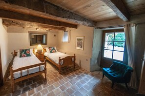 4 bedrooms, iron/ironing board, WiFi, bed sheets - A stunning French farmhouse retreat in the heart of Averyon. (La Fouillade)