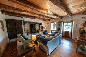 TV, fireplace, DVD player, table tennis - A stunning French farmhouse retreat in the heart of Averyon. (La Fouillade)