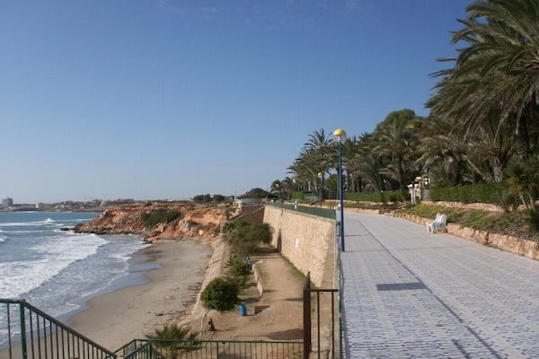 Promenade am Punta Prima Strand