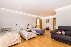 5 bedrooms, desk, iron/ironing board, travel cot - Wide luxurious villa with heated pool and jacuzzi (Albufeira)