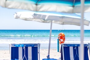 Playa en los alrededores y camastros