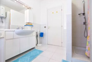 Dusche, Haartrockner, Bidet, Handtücher