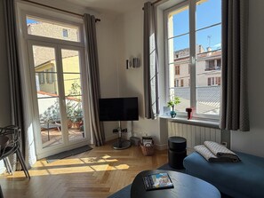 Smart TV, DVD player, video library, stereo