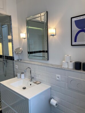 Shower, hair dryer, towels, shampoo