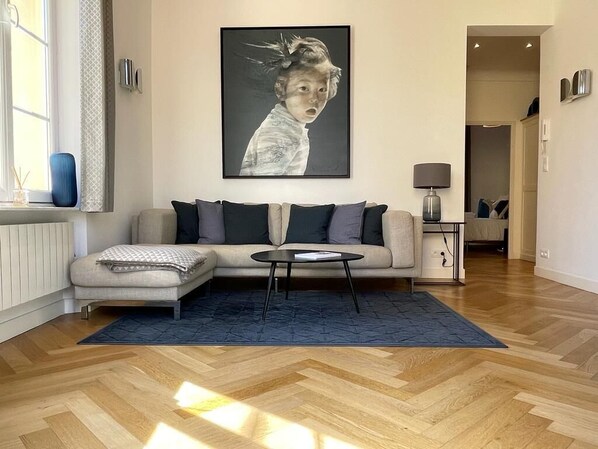 Smart TV, DVD player, video library, stereo