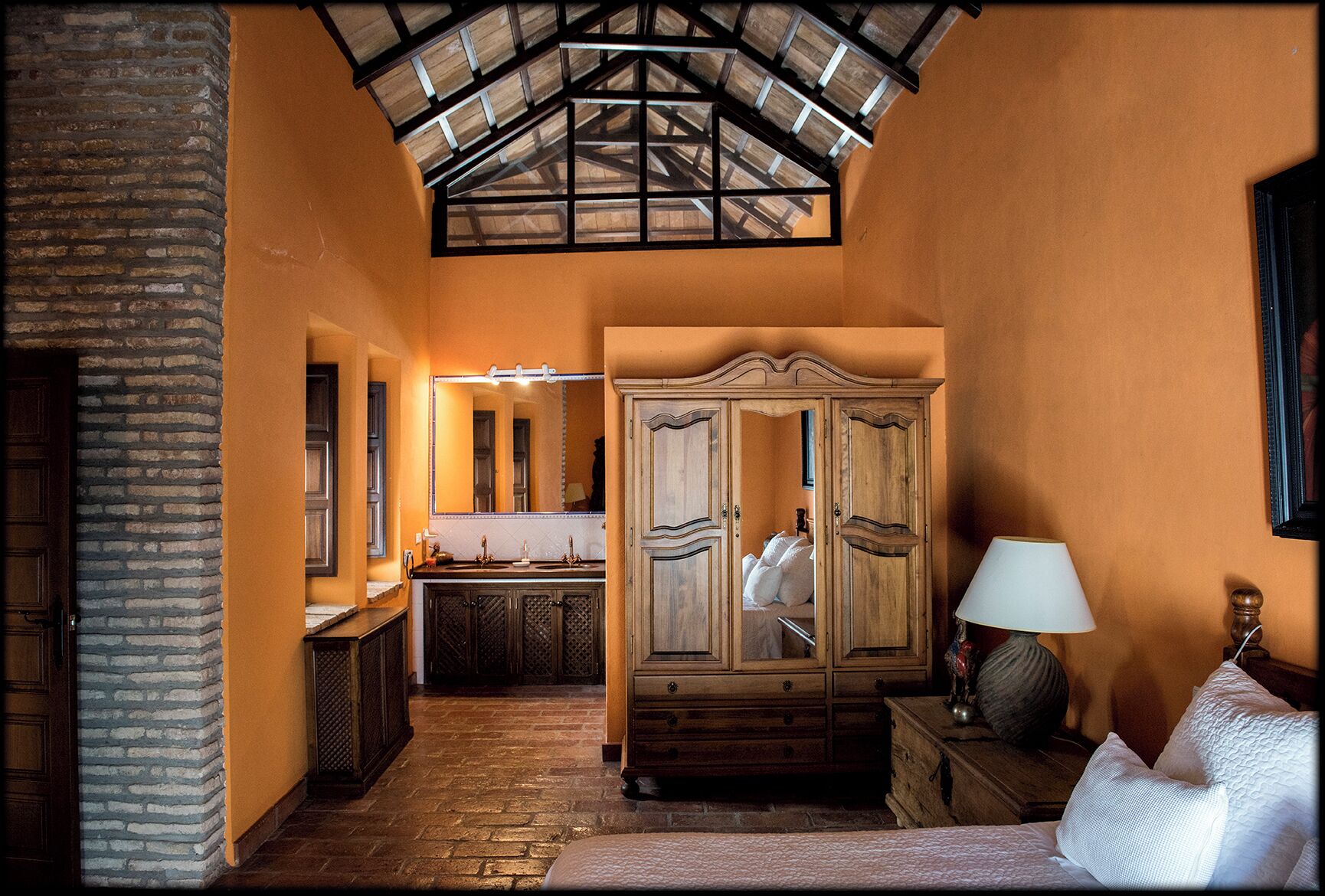 5 dormitoris, planxa i posts de planxar i un bressol de viatge 