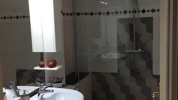 Dusche, Haartrockner, Bidet, Handtücher
