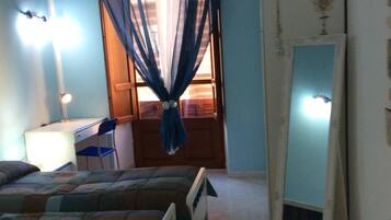 3 quartos, escrivaninha, ferros/tábuas de passar roupa, berço de viagem