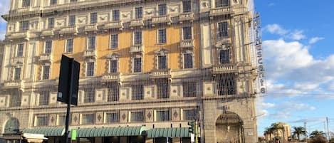 Il s’agit d’un bâtiment historique au style architectural classique, caractérisé par de nombreuses fenêtres et une entrée imposante.
