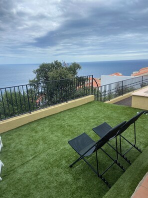 Property grounds - Mediterranean villa with pool and magnificent sea views and walks (Cerbère)