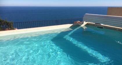 Villa mediterránea con piscina y magníficas vistas al mar.