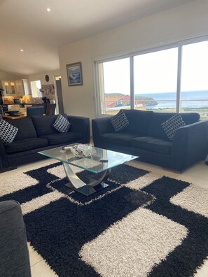 Smart TV, DVD player, books, video library - Mediterranean villa with pool and magnificent sea views and walks (Cerbère)