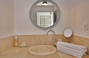Douche, sĂšche-cheveux, serviettes fournies, shampoing