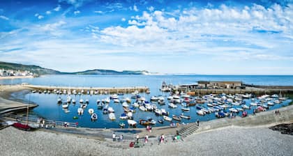 Homestead, Lyme Regis is a cosy riverside cabin, 10 mins walk from the beach