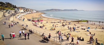 Homestead, Lyme Regis is a cosy riverside cabin, 10 mins walk from the beach