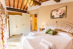 2 bedrooms, iron/ironing board, travel cot, free WiFi