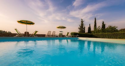 TUSCAN COTTAGE WITH PRIVATE GARDEN AND PANORAMIC POOL. 1 KM WALK TO THE VILLAGE.
