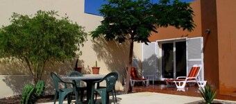 Stort hus. Mellem haver og Olivos ejendom.  Gratis WIFI