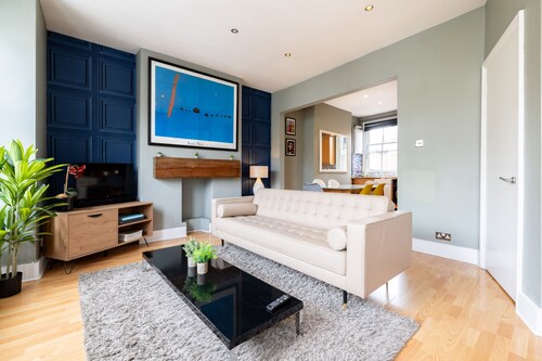 3 DBL BEDROOMS FAMILLY APT CLOSE TO NOTTINGHILL AREA KING SIZE BED IN MASTER