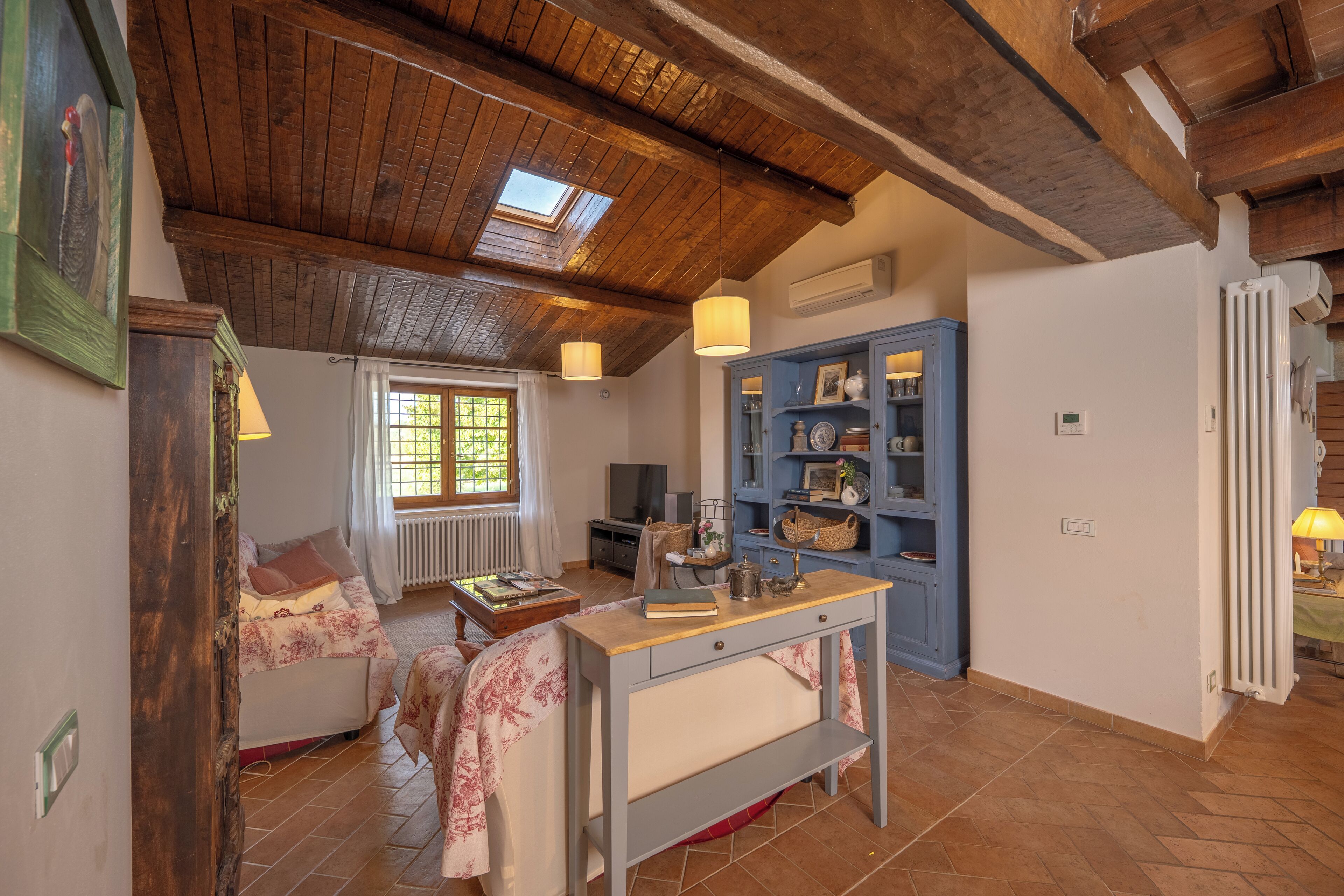 TV connectée, cheminée, jeux vidéo, lecteur de DVD