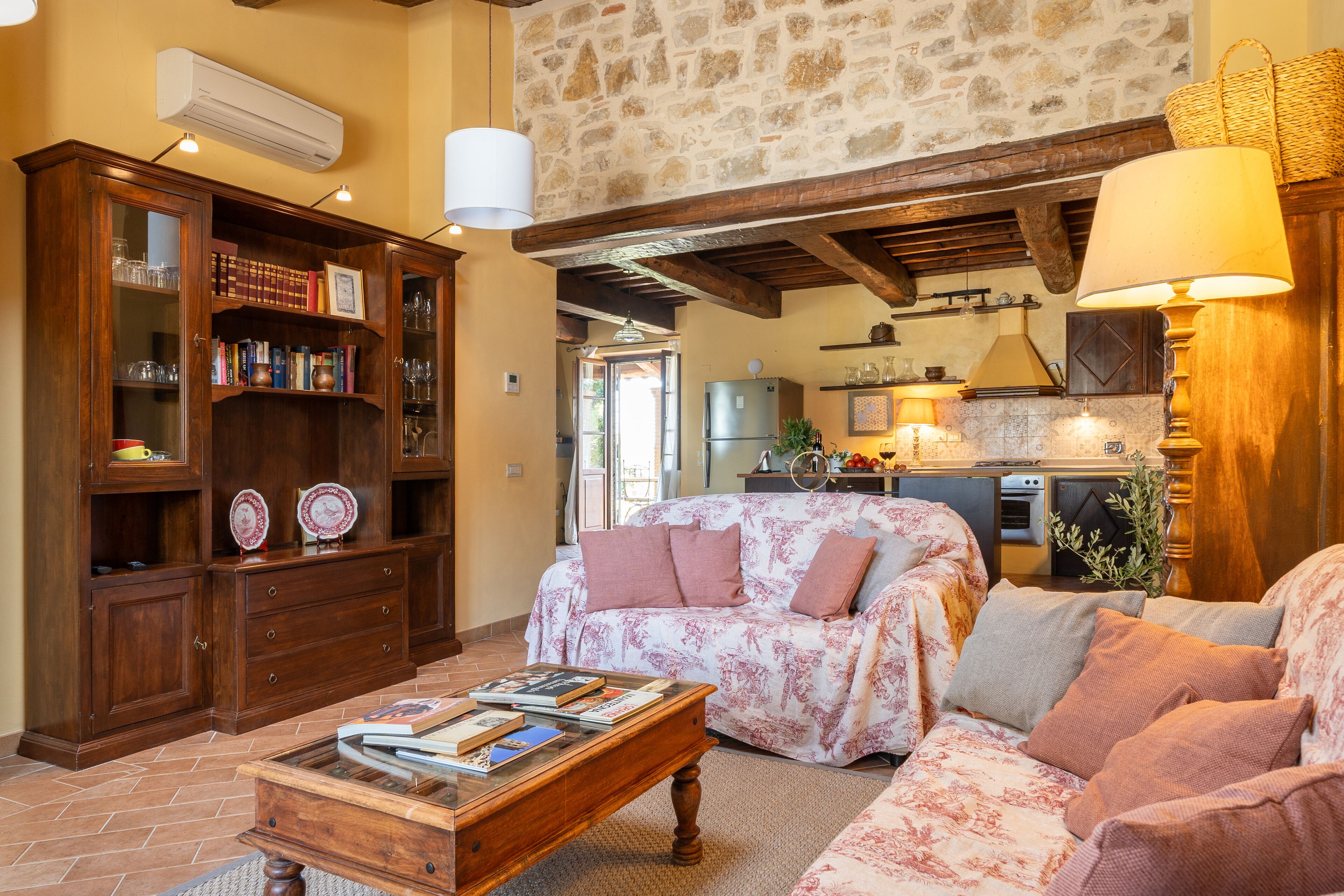 Een smart-tv, een open haard, videogames en een dvd-speler