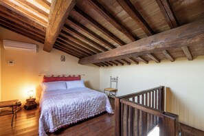 5 habitaciones, tabla de planchar con plancha y cuna de viaje