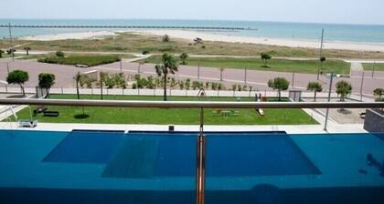 Frontline penthouse with pool & parking and incredible views on quiet beach