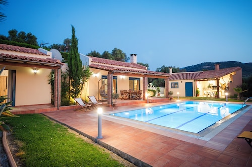 Luxurious villa, idyllic view, 5km from town & beach, total privacy, large pool