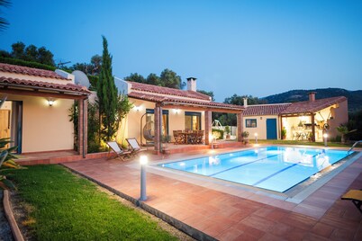 Luxurious villa, idyllic view, 5km from town & beach, total privacy, large pool