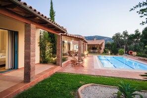Pool - Luxurious villa, idyllic view, 5km from town & beach, total privacy, large pool (Rethimno)