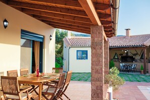 Outdoor dining - Luxurious villa, idyllic view, 5km from town & beach, total privacy, large pool (Rethimno)