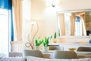 Dining - Luxurious villa, idyllic view, 5km from town & beach, total privacy, large pool (Rethimno)