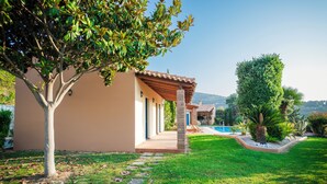A house with a patio, a swimming pool, and a well-maintained garden. - Luxurious villa, idyllic view, 5km from town & beach, total privacy, large pool (Rethimno)
