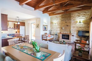 Smart TV, fireplace, DVD player, books - Luxurious villa, idyllic view, 5km from town & beach, total privacy, large pool (Rethimno)