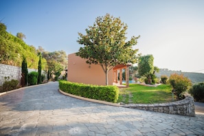 Property grounds - Luxurious villa, idyllic view, 5km from town & beach, total privacy, large pool (Rethimno)