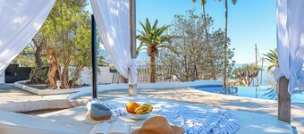 Privat hage og basseng, havutsikt, nær restaurant, gratis Wi-Fi, 5,5 km fra stranden