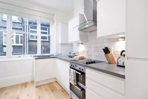Fridge, microwave, oven, stovetop - Thoughtful Central London Apartment (Covent Garden) - BEAUTIFUL (London)