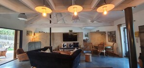 Smart-TV, Kamin, Bücher