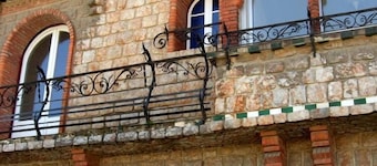 Large T2 of character, downtown with garden / patio.