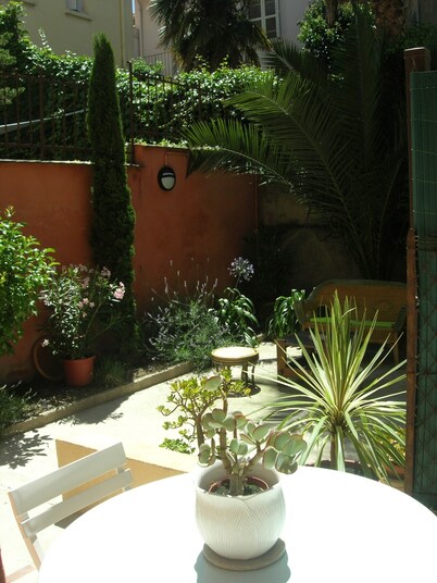 Large T2 of character, downtown with garden / patio.