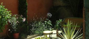 Large T2 of character, downtown with garden / patio.