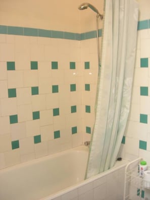 Ensemble douche/baignoire, sèche-cheveux, serviettes fournies, savon