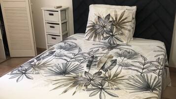 1 habitación, tabla de planchar con plancha, wifi gratis y ropa de cama