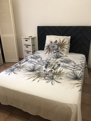 1 bedroom, iron/ironing board, free WiFi, bed sheets - Charming T2 50 m from the beach and 2 minutes from the speedboat to the capital (Les Trois-Îlets)