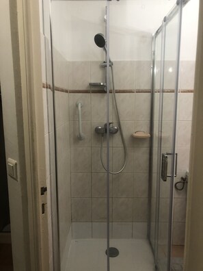 Douche, serviettes fournies, papier toilette