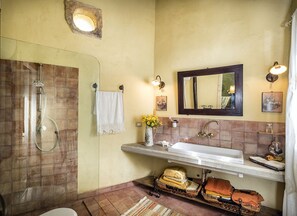 Tina, secadora de cabello, bidet, toallas 