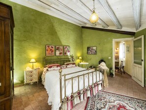 5 bedrooms, iron/ironing board, WiFi, bed sheets