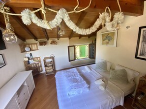 3 chambres, bureau, fer et planche à repasser, lit parapluie