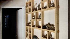 Un expositor de madera con diversas figuras de animales.