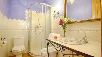 Een douche, een haardroger, handdoeken, zeep